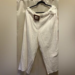 Logan Rae by Roolee brand white linen cropped pants with side pockets and belt